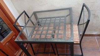 MESA Y 2 SILLAS. Hierro, cristal y nea. Como nueva