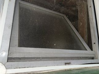 Ventana blanca con mosquitera