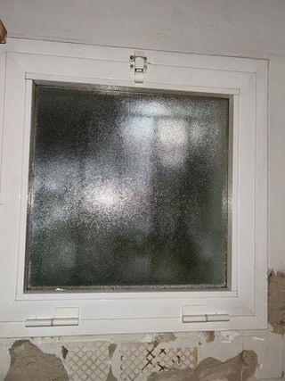 Ventana blanca con mosquitera