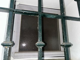 Ventana blanca con mosquitera