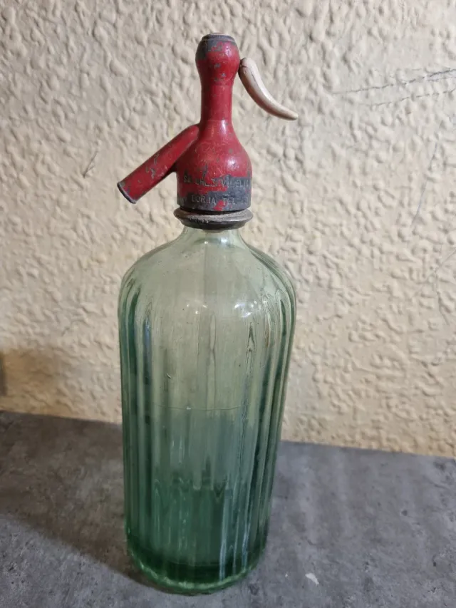 Sifón in cristallo verde con tappo rosso