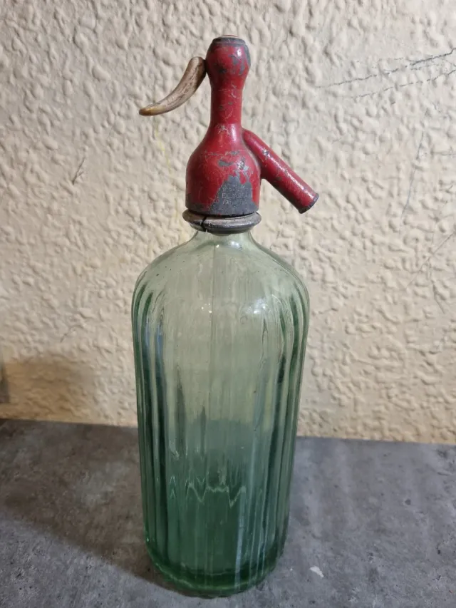 Sifón in cristallo verde con tappo rosso