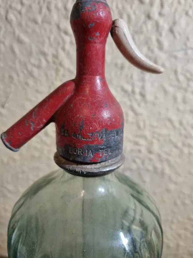 Sifón in cristallo verde con tappo rosso