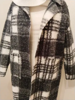 Abrigo cuadros blanco y negro