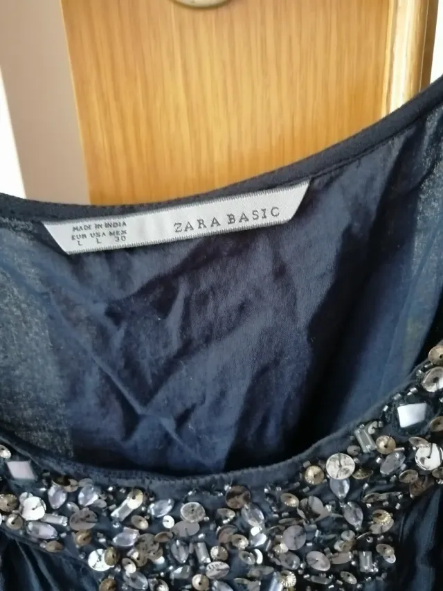 Vestido negro con pedrería plateada en cuello