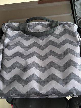 Bolso Skip Hop para carrito gris zigzag