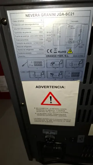 Nevera pequeña roja.