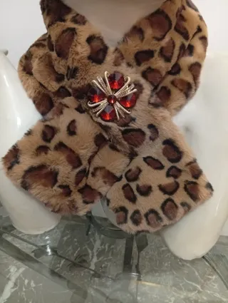 Scaldacollo pelliccia ecologica con spilla