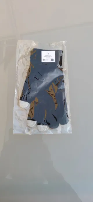 Guantes pantalla táctil y gorro morado