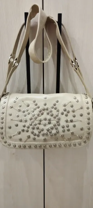 Bolso piel beige con tachuelas plateadas