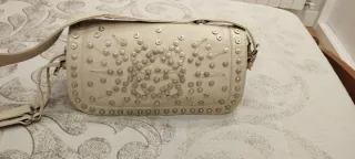 Bolso piel beige con tachuelas plateadas