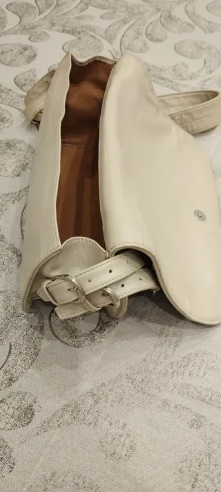 Bolso piel beige con tachuelas plateadas