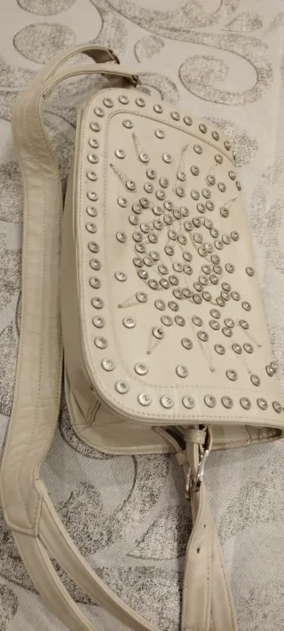 Bolso piel beige con tachuelas plateadas