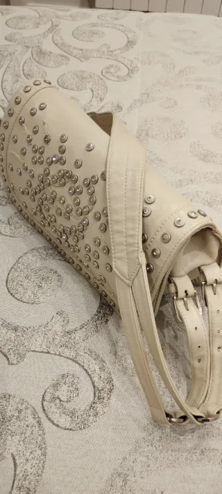 Bolso piel beige con tachuelas plateadas