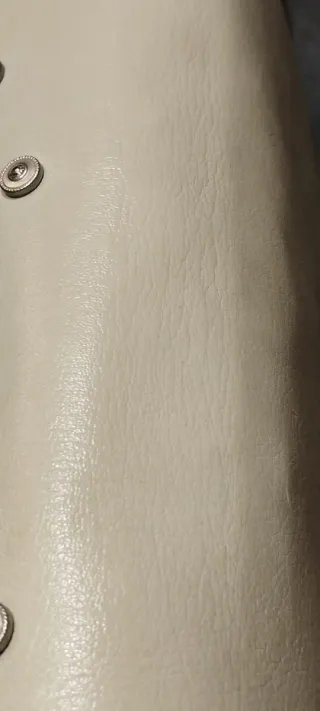 Bolso piel beige con tachuelas plateadas