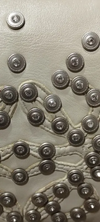 Bolso piel beige con tachuelas plateadas