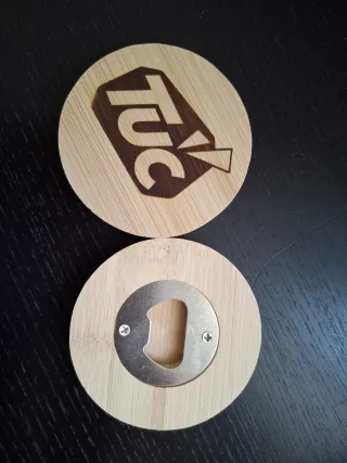 Apribottiglie in bambù con logo TUC