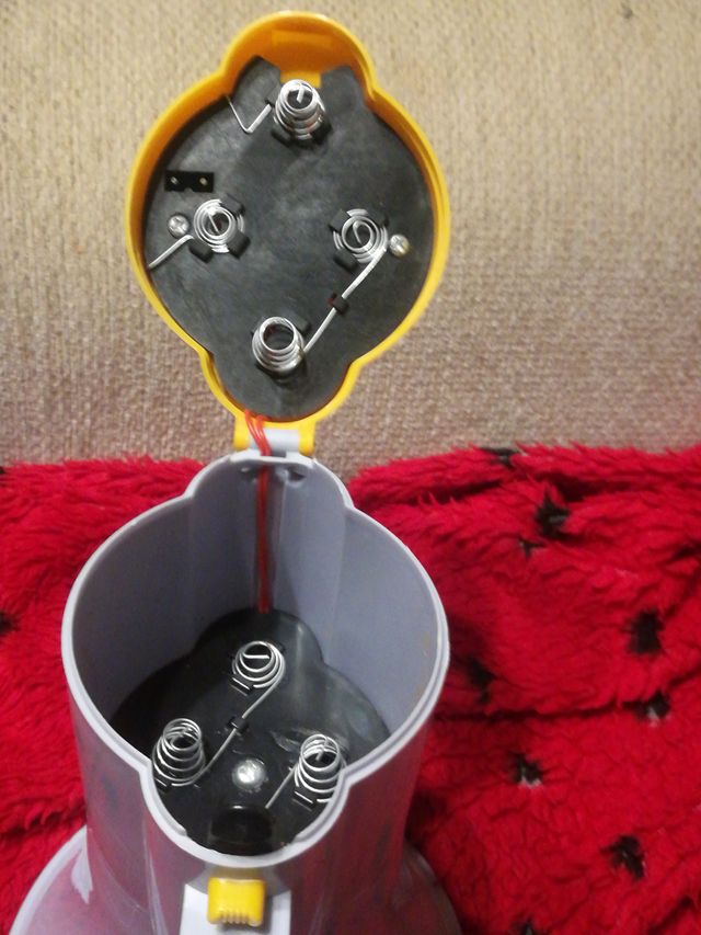 Megáfono gris y amarillo