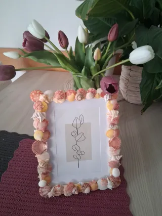 Cornice portafoto decorata con conchiglie