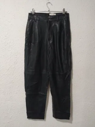 Pantalón Mango efecto piel talla 34