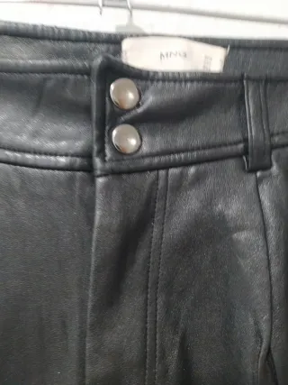 Pantalón Mango efecto piel talla 34