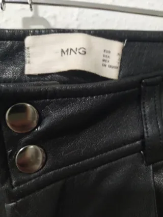 Pantalón Mango efecto piel talla 34