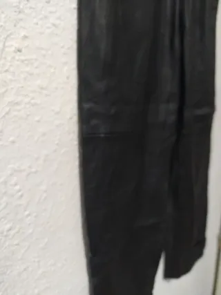 Pantalón Mango efecto piel talla 34