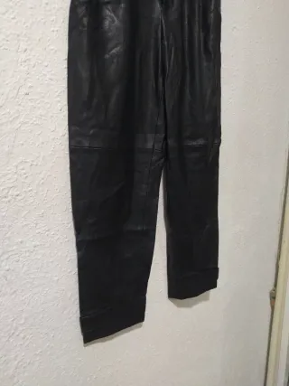 Pantalón Mango efecto piel talla 34