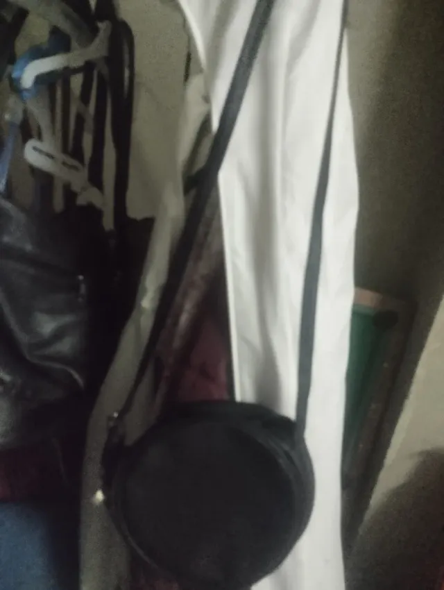 Bolso negro redondo..