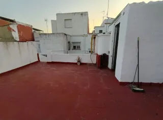 Casa económica con documentos