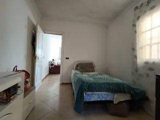 Casa económica con documentos