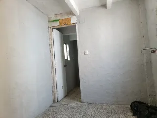 Casa económica con documentos