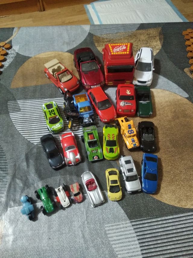 Caja repleta de 35 coches 15 hotwheels