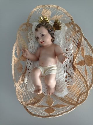 Niño Jesús en cesta de mimbre