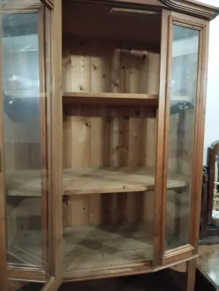 Vitrina antigua de madera y cristal