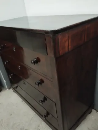 Cómoda antigua de madera