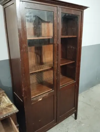 Vitrina antigua de madera y cristal