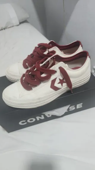 Converse Blancas con Cordones Rojos