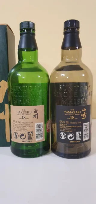 Due bottiglie vuote Yamazaki 18 e Hakushu 18