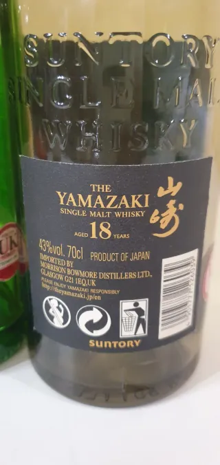 Due bottiglie vuote Yamazaki 18 e Hakushu 18