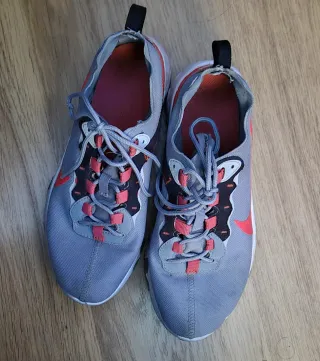 Zapatillas Nike grises y rosas