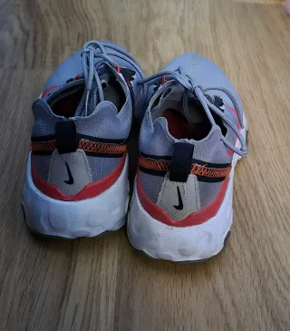 Zapatillas Nike grises y rosas