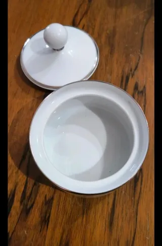 Zuccheriera in porcellana con coperchio