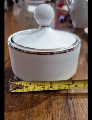 Zuccheriera in porcellana con coperchio