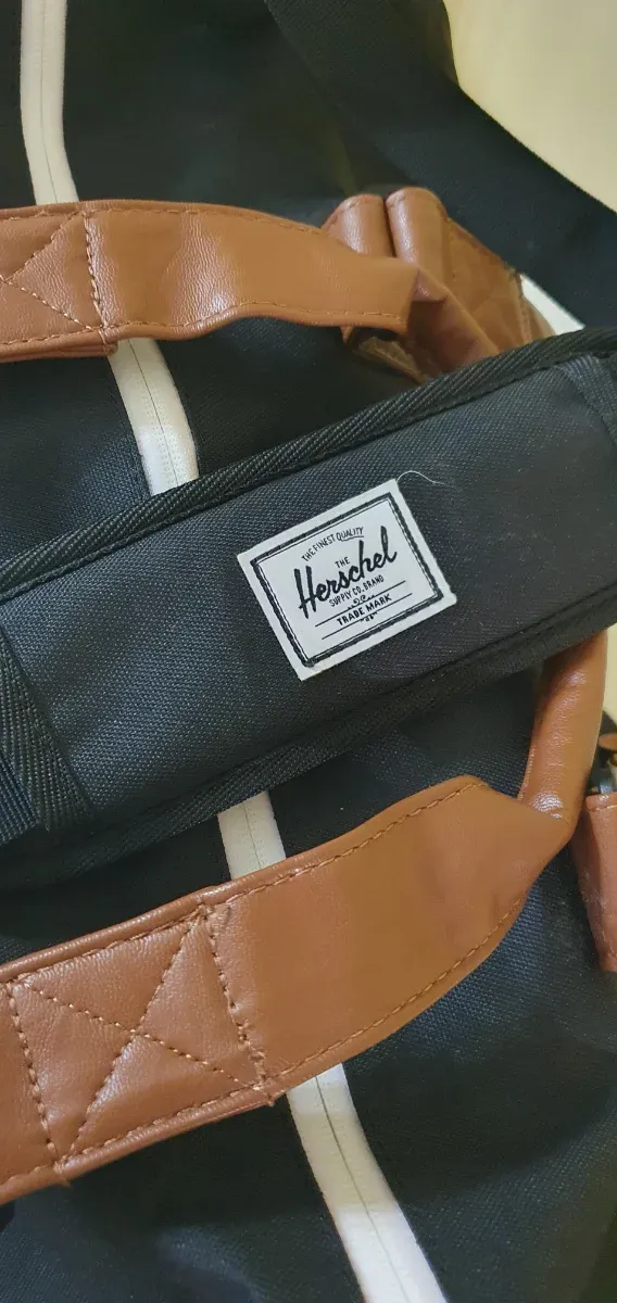 Bolsa de viaje Herschel Novel Negra y Marrón