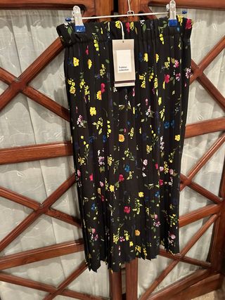 Falda Zara plisada floral
