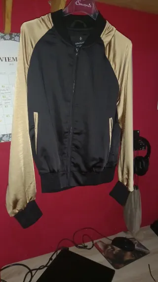 Chaqueta bomber Game of Thrones negra y dorada