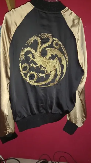 Chaqueta bomber Game of Thrones negra y dorada