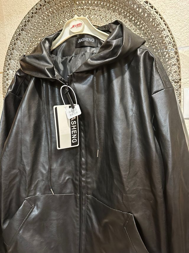 Chaqueta JIASHENG Piel Negra con Capucha