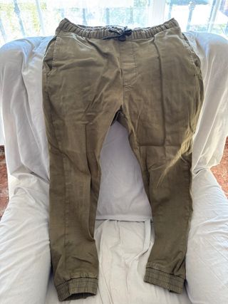 Pantalón jogger slim de Bershka, verde militar